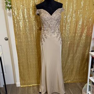 Chic Off-Shoulder Lace Wedding Dress in Cream